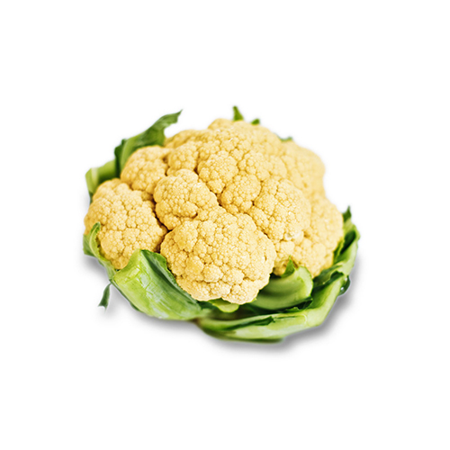 En frisk gul blomkål med grønne blade på hvid baggrund