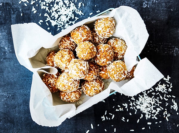 En bakke med kokoskugler dækket af kokosflager