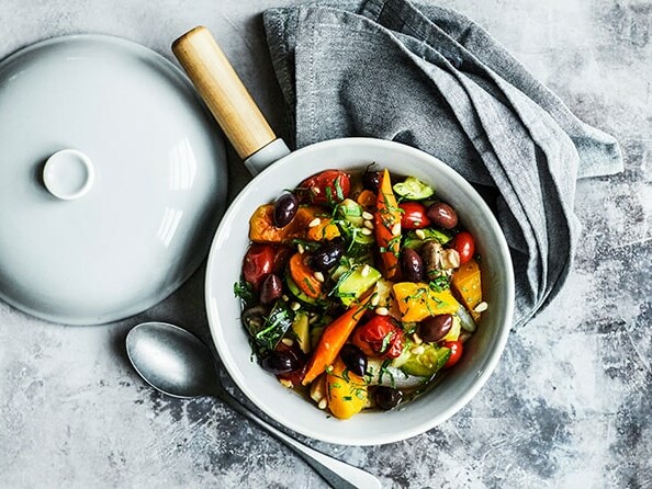 Skål med farverig salat af friske grøntsager og oliven