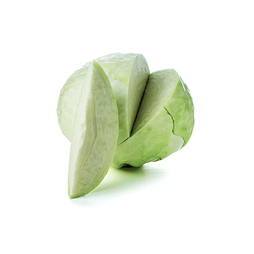 Hel og delevis skåret hvidkål på hvid baggrund