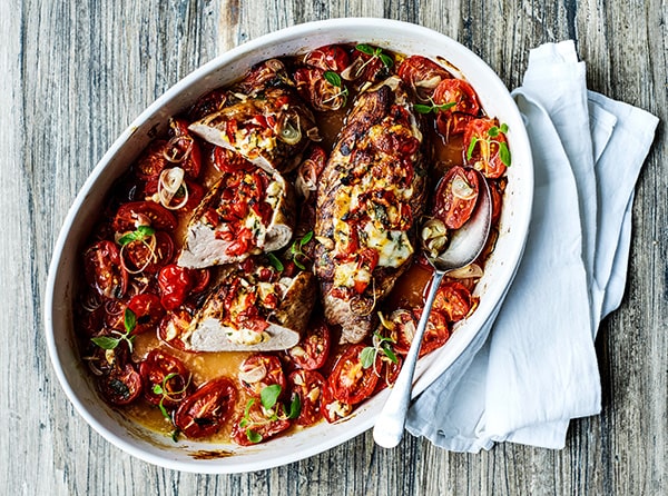 Ovnbagt kyllingebryst med tomater og krydderurter i fad