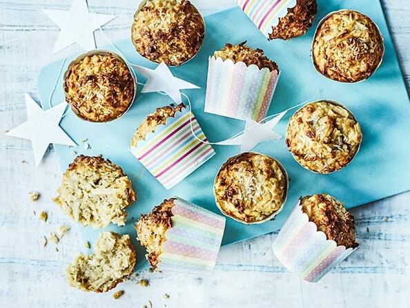 Farverige dadelmuffins på et blåt fad, dekorative stjerner blandt muffinsene
