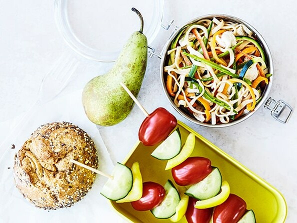 Variationsrig madpakke med pastasalat, brød, pære og grøntsagsspyd