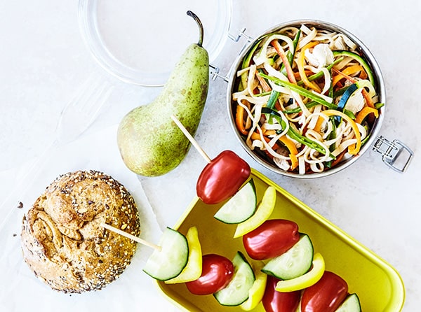 Variationsrig madpakke med pastasalat, brød, pære og grøntsagsspyd
