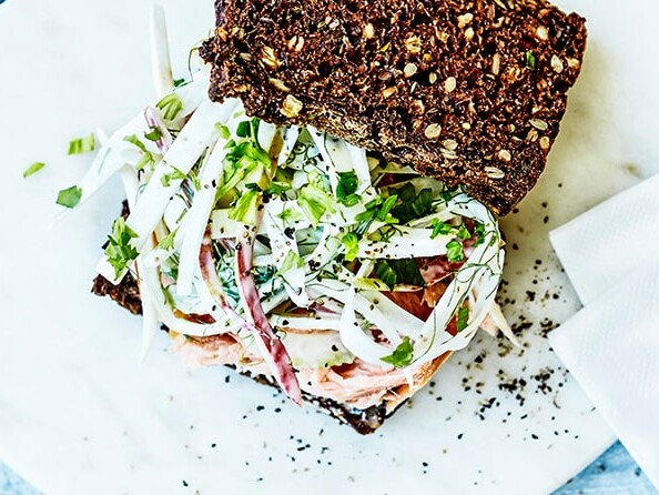 Hjemmelavet rugbrødsmad toppet med frisk salat og urter