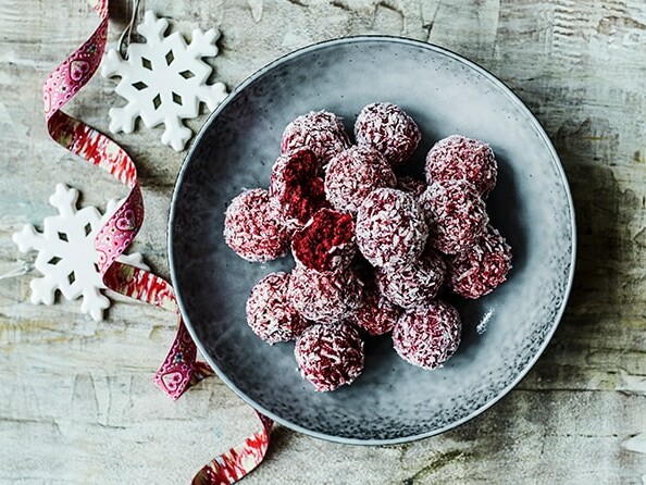 Skål med røde kugler rullet i kokosflager