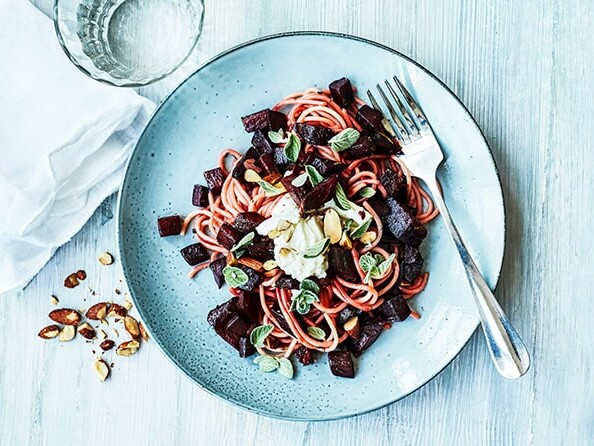 Farverig pastaret med rødbeder, ricotta og mandler