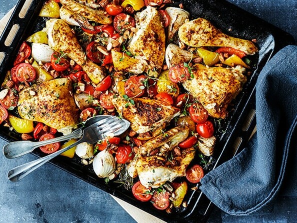 Kylling og grøntsager på en bradepande, klar til servering