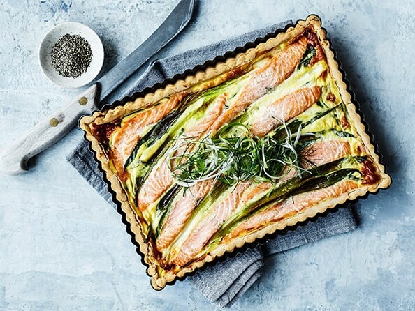 Delikat tærte med laks og asparges toppet med friske urter