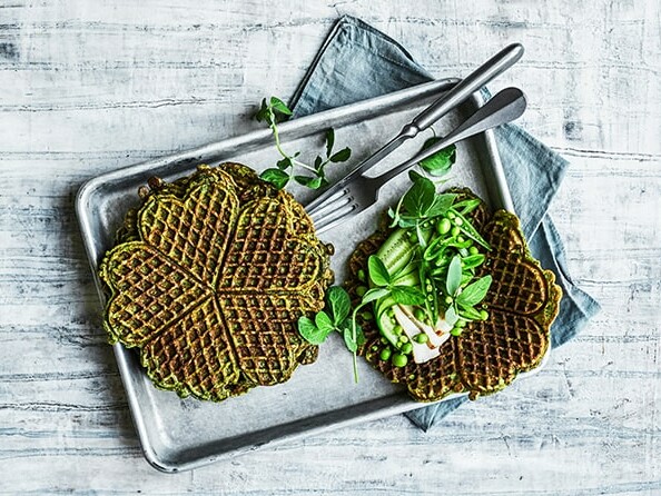 Vafler med grønne ingredienser serveret på en bageplade