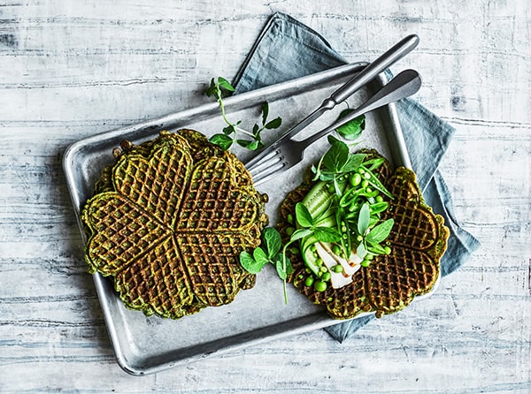 Vafler med grønne ingredienser serveret på en bageplade