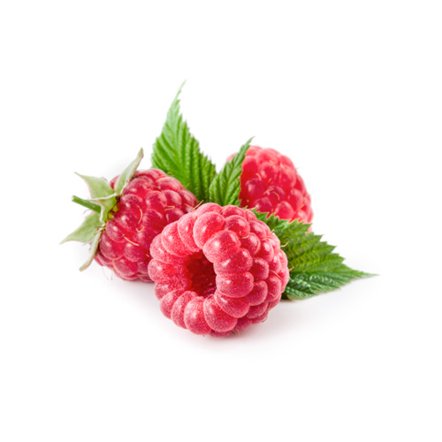 Tæt på af friske hindbær med grønne blade på hvid baggrund