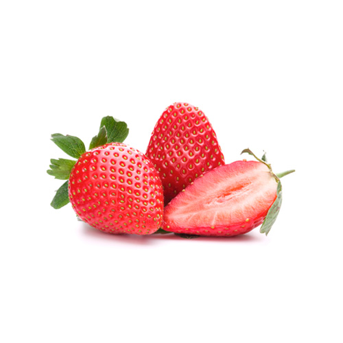 Tre jordbær, heraf et halveret, ligger på hvid baggrund