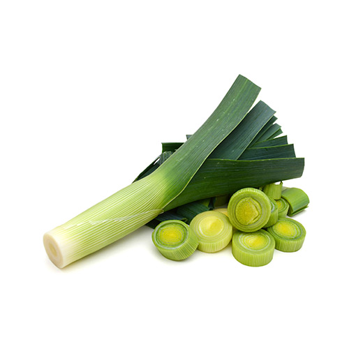 En hel porre og skiver af porre lagt på en hvid flade