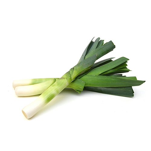 Tæt på tre friske porrer med grønne blade.