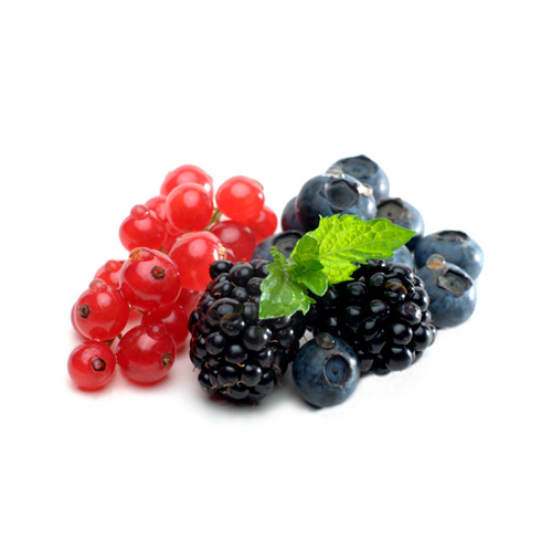 Ribs, brombær og blåbær med grønt blad på en hvid baggrund