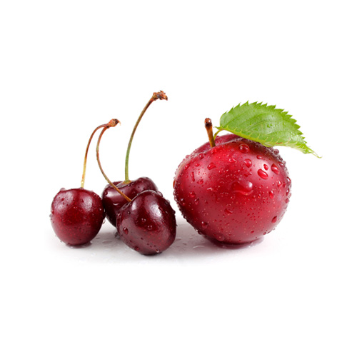 Flere friske kirsebær og en blomme med dråber på en hvid baggrund.