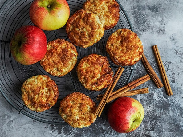 Hjemmebagte æblekager med kanel og friske æbler