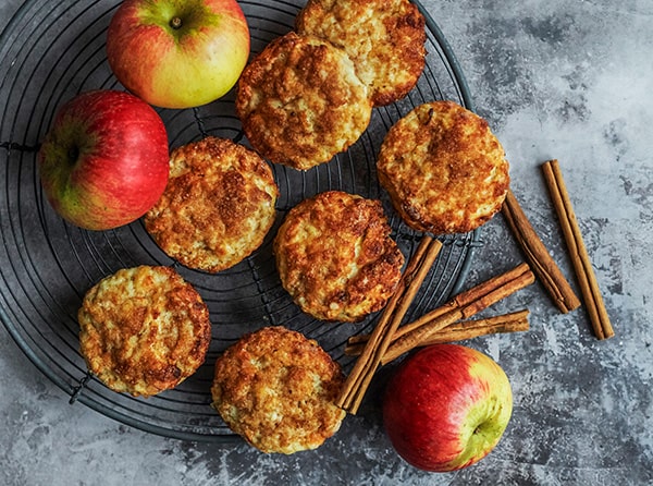 Hjemmebagte æblekager med kanel og friske æbler