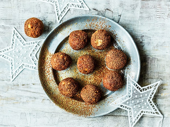 Chokoladekugler på en grå tallerken med hvide stjerner