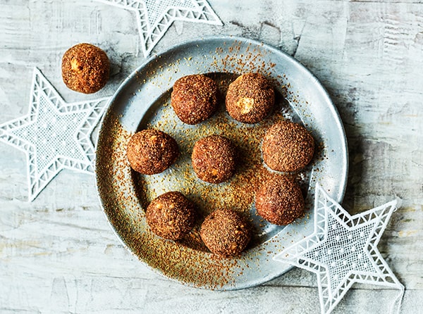 Chokoladekugler på en grå tallerken med hvide stjerner