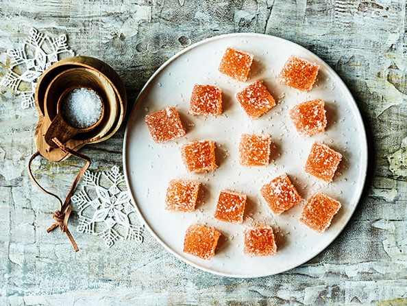 Geleterninger på en hvid tallerken med salt ved siden af