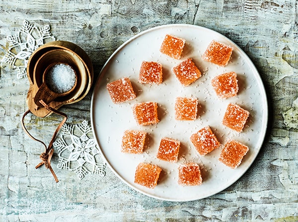 Geleterninger på en hvid tallerken med salt ved siden af