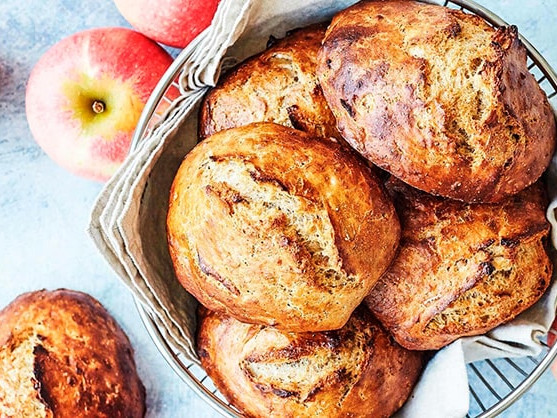 Sprøde æbleboller ved siden af friske æbler i en stofkurv