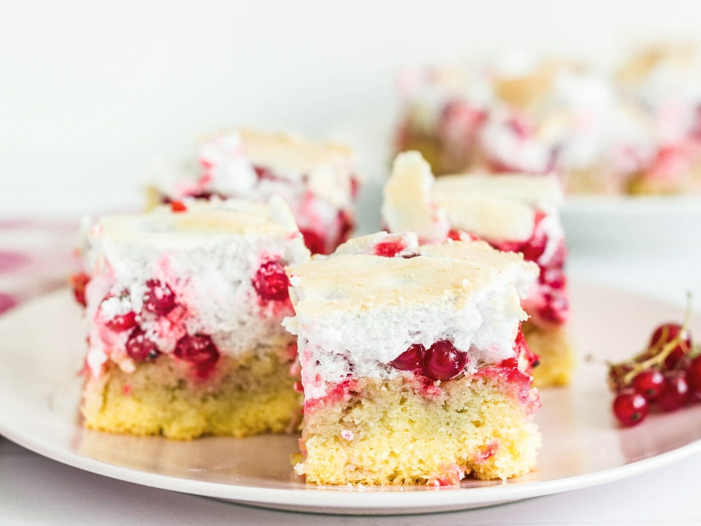 Stykker af ribskage med marengs på en tallerken