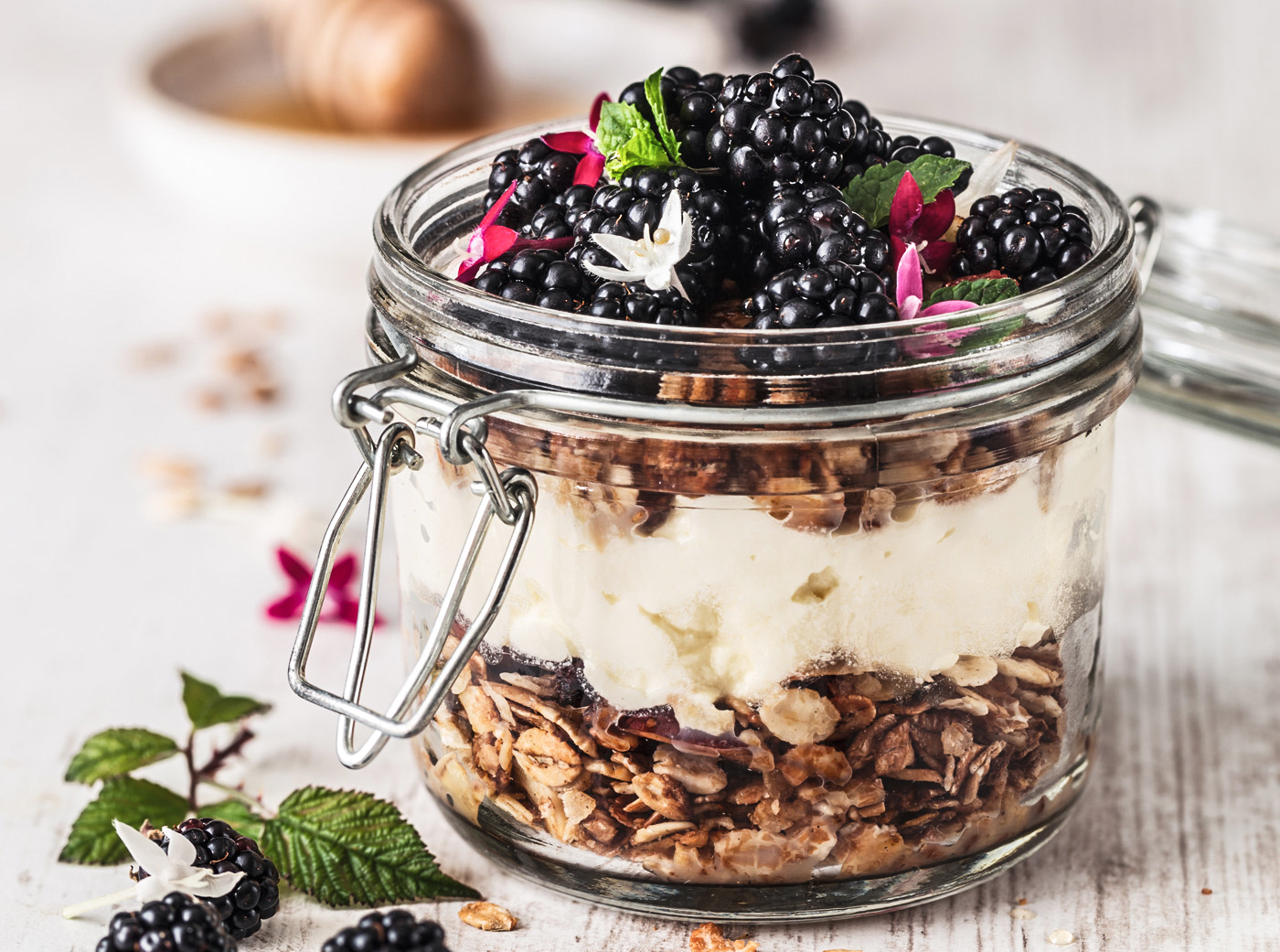 yoghurt med honningristet mysli brombær - Vores jord — din