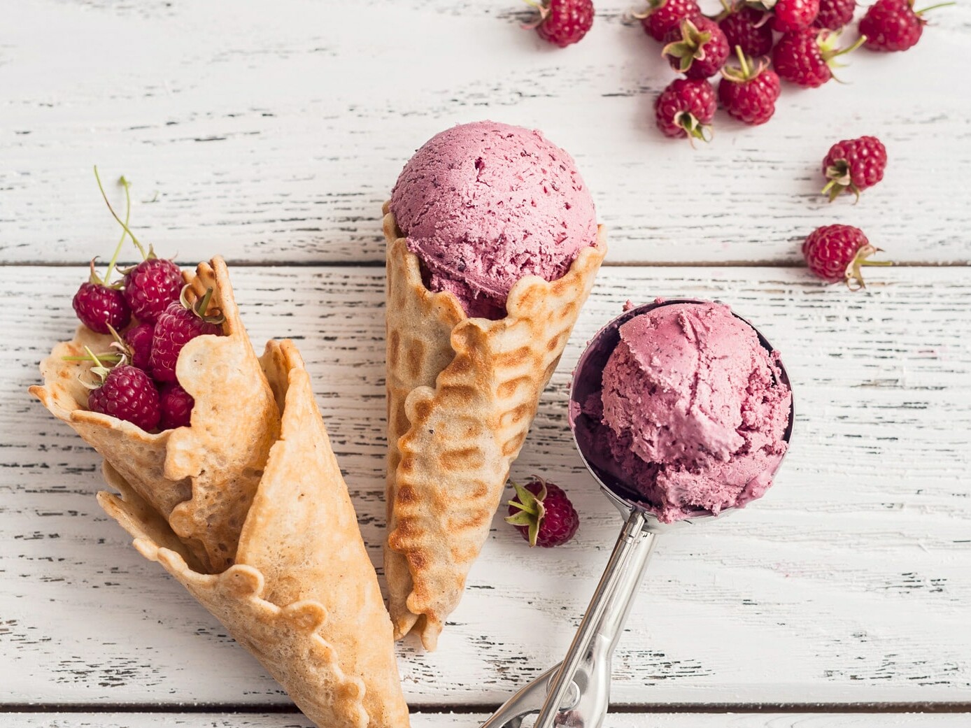 Vafler med hindbæris og friske bær på træbord