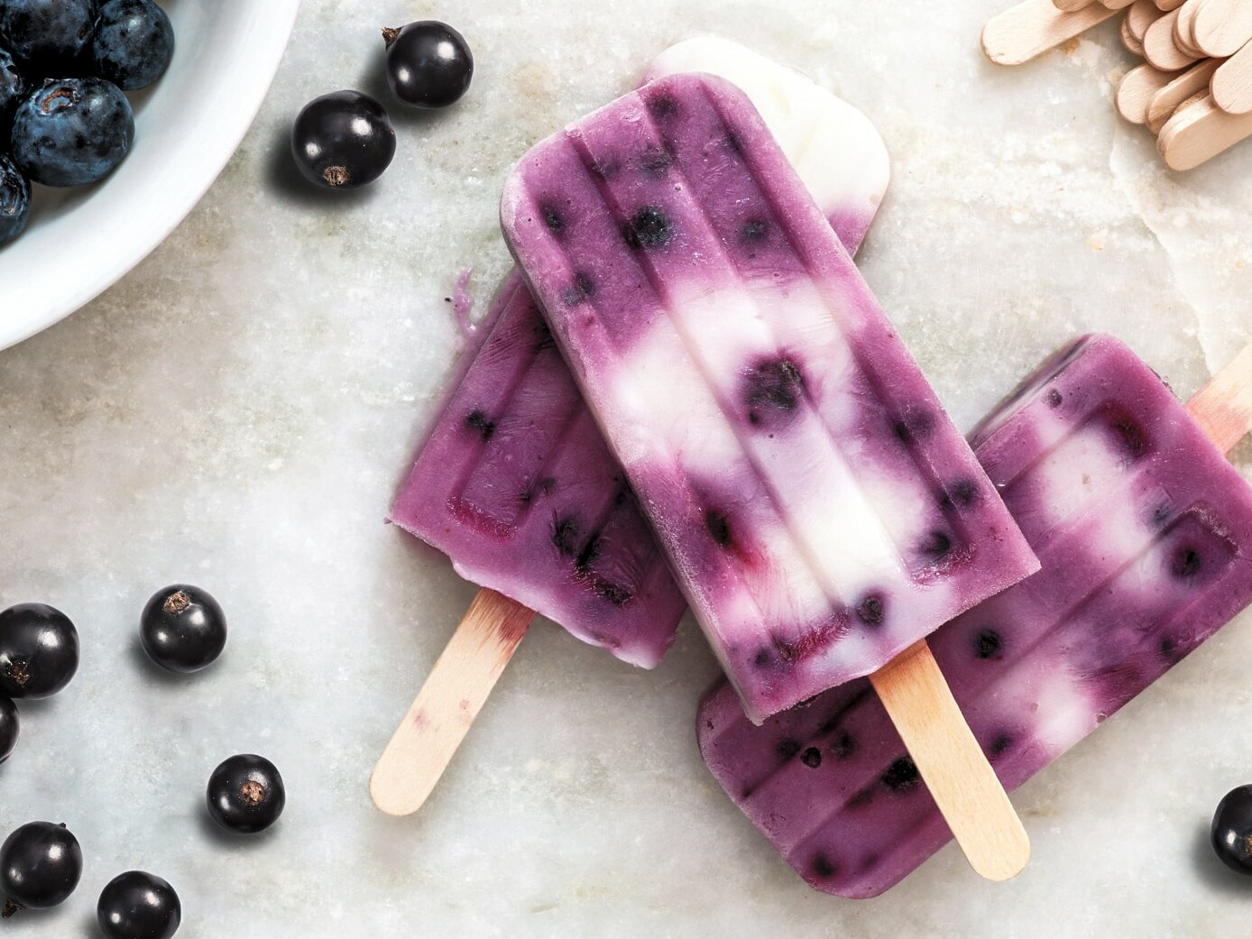 Hjemmelavede ispinde med bær og is