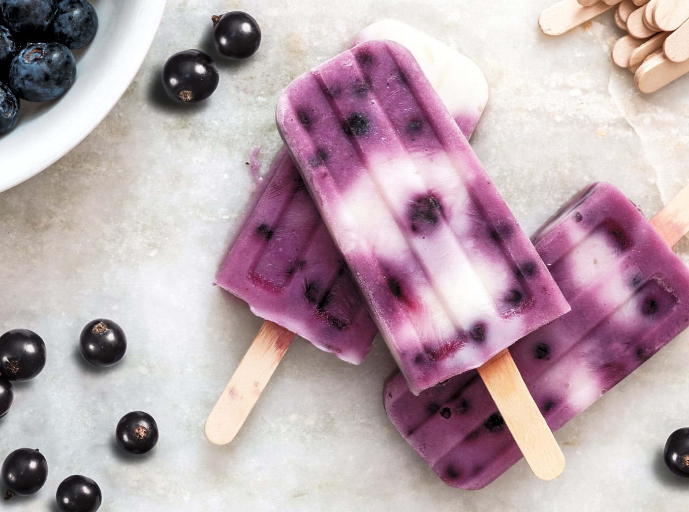 Hjemmelavede ispinde med bær og is