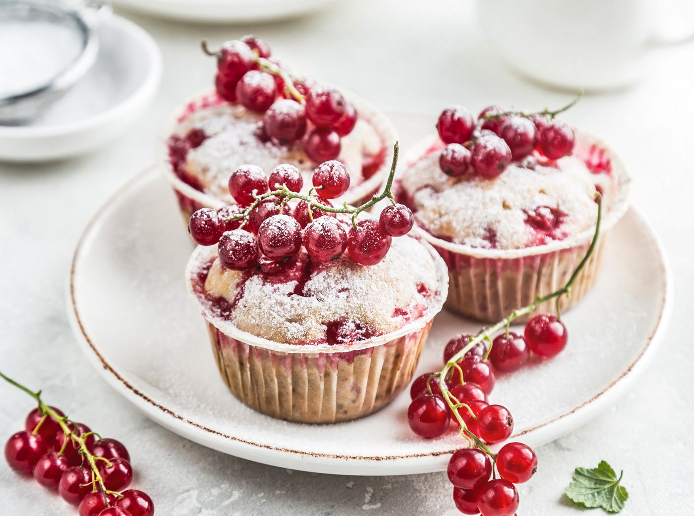 Lækre muffins med ribs og et drys flormelis på en tallerken.