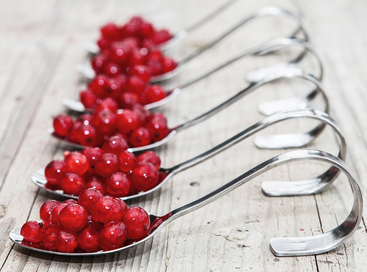 Flere skeer med røde ribs på en træoverflade