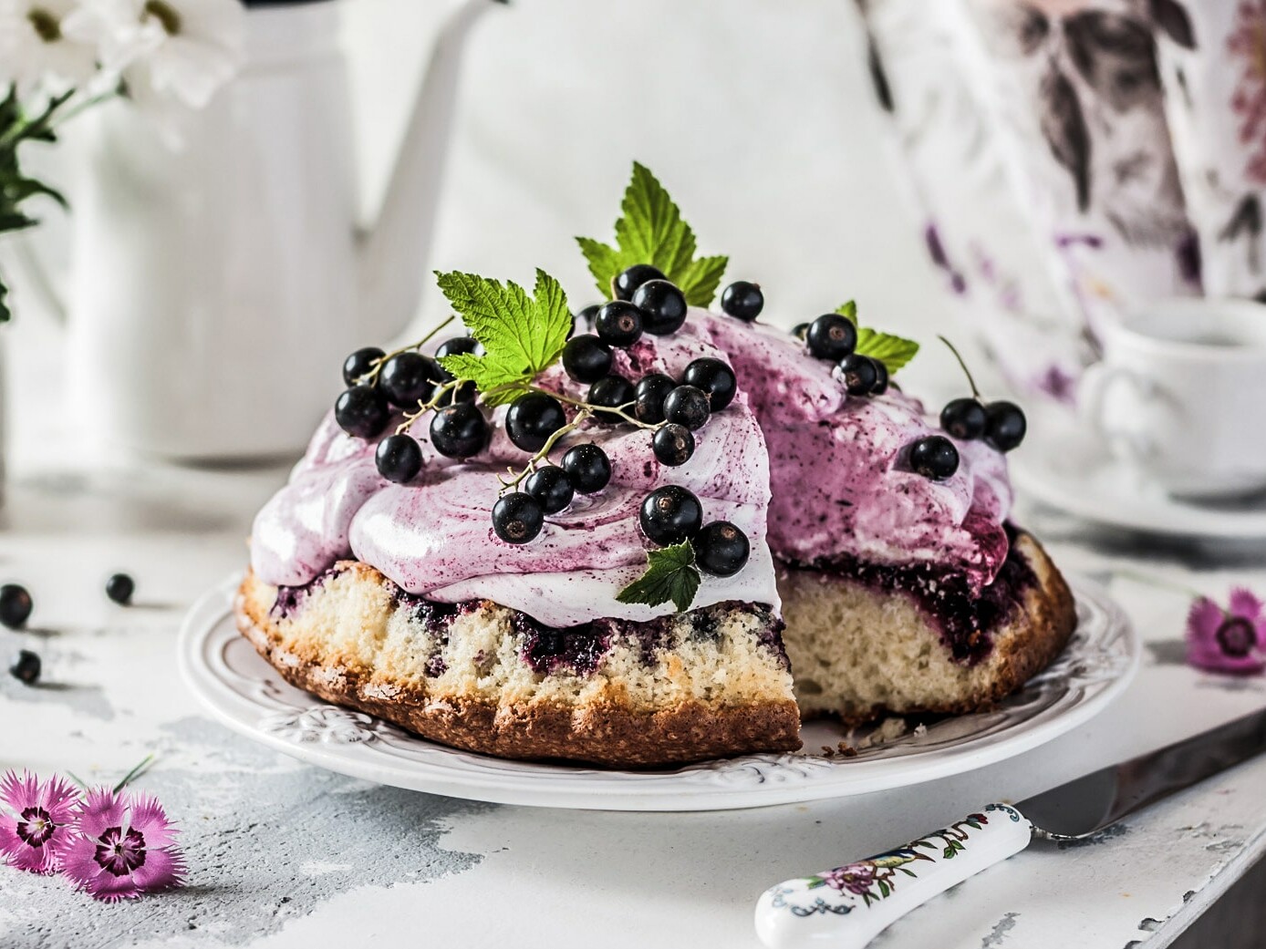 Lækker kage med solbær og pisket flødeskum på fad