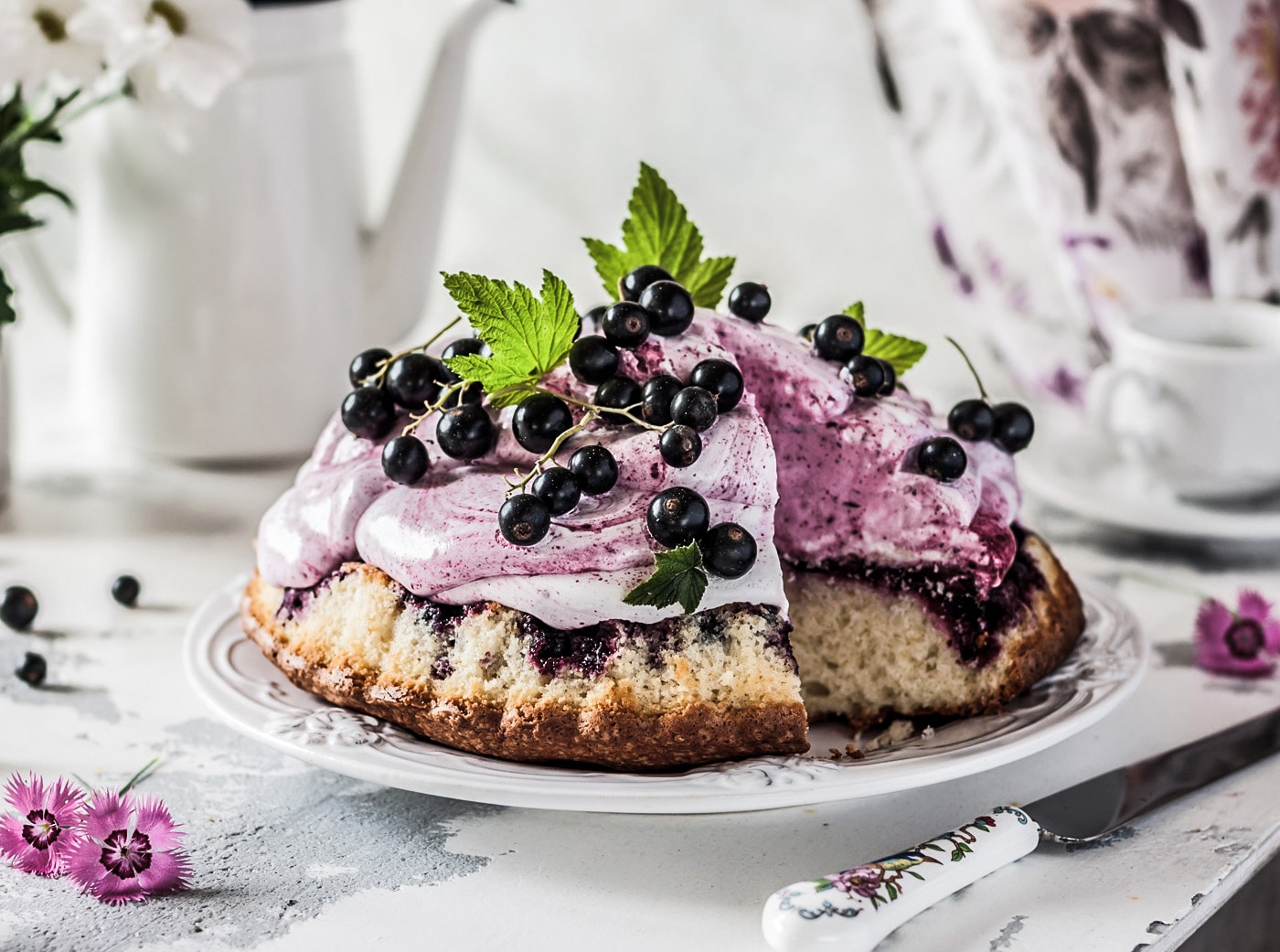 Lækker kage med solbær og pisket flødeskum på fad