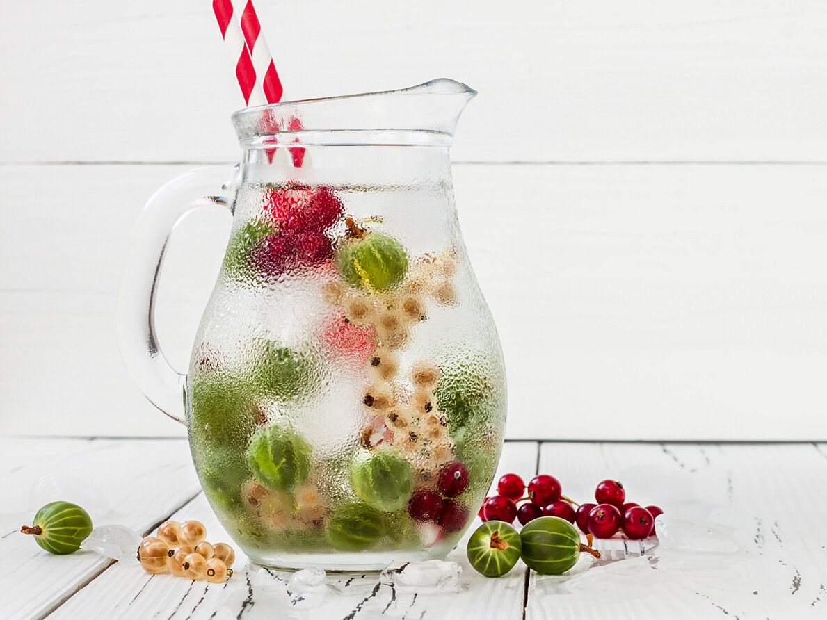 Kande med forfriskende drik fyldt med ribs og stikkelsbær