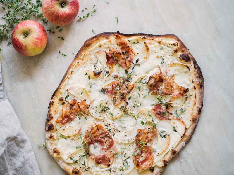 Pizza med friske æbler