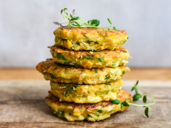Fire stablede grøntsagsfrikadeller med krydderurter.