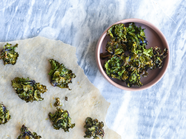 Hjemmelavede grønkålchips på bagepapir og i skål