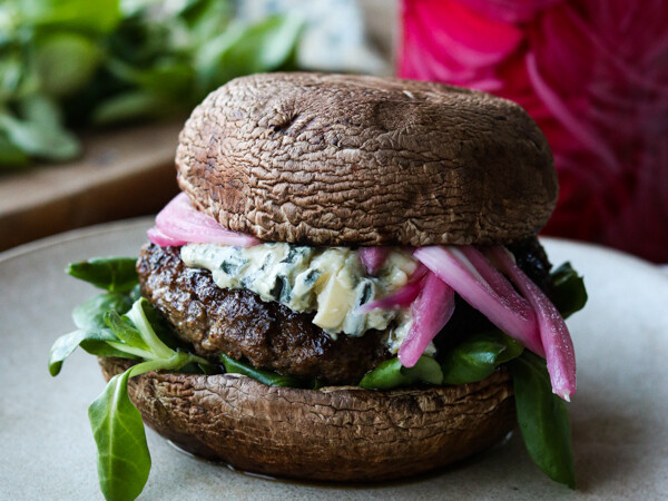 Burger med portobellosvampe, blåskimmelost og syltede rødløg.