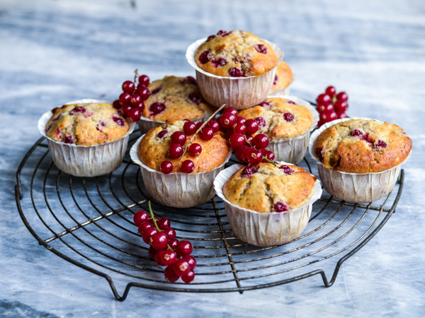 Friske ribsmuffins pyntet med saftige ribs på en bagerist