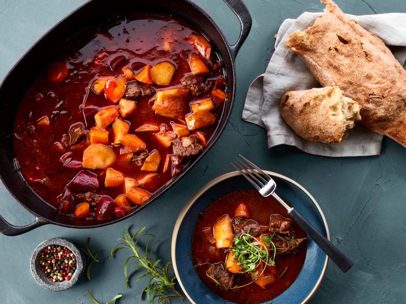 Gryde med simreret, tallerken og brød