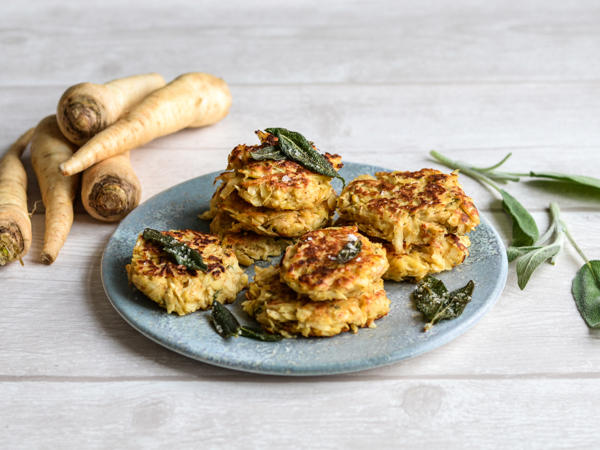 En tallerken med grøntsagsfrikadeller og salvieblade