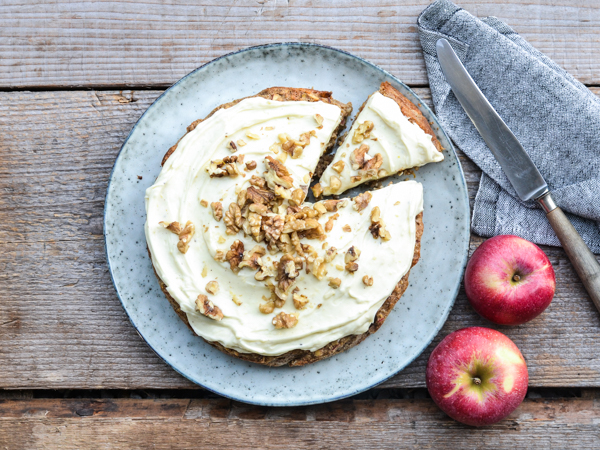 Æblekage pyntet med flødeostglasur og valnødder