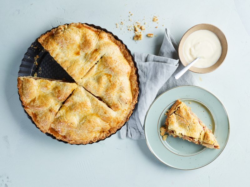 Æbletærte med skive på tallerken og flødeskum