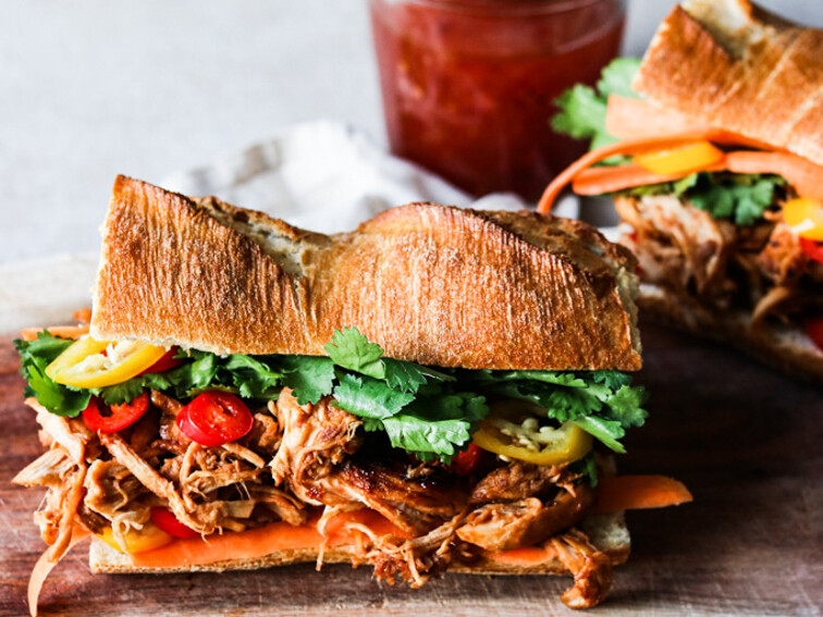 Sandwich med saftigt pulled pork og friske grøntsager.