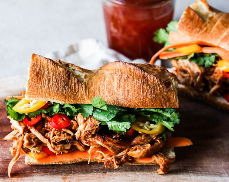 Sandwich med saftigt pulled pork og friske grøntsager.