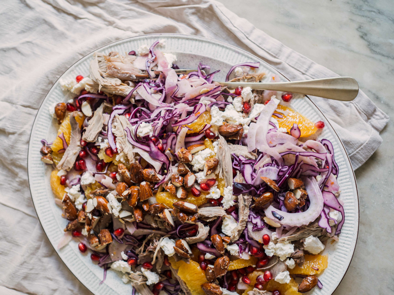 Salat med kylling, rødkål, granatæblekerner, mandler og feta